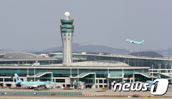 27일 오후 인천국제공항 활주로에서 항공기가 이착륙하고 있다. 2019.10.27/뉴스1 © News1 이재명 기자