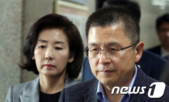 황교안 자유한국당 대표(오른쪽)와 나경원 원내대표. 2019.10.28/뉴스1 © News1 김명섭 기자