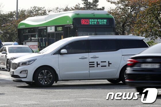 서울 시내에서 타다 차량이 도로 위를 달리고 있다. 2019.10.29/뉴스1 © News1 민경석 기자