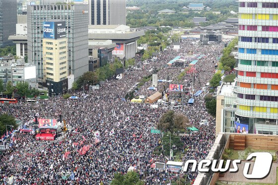 자유한국당과 문재인 하야 범국민투쟁본부 소속 보수단체들이 3일 오후 서울 광화문 일대에서 문재인 정부를 비판하고 조국 장관의 사퇴를 촉구하는 집회를 갖고 있다. 이날 자유한국당은 