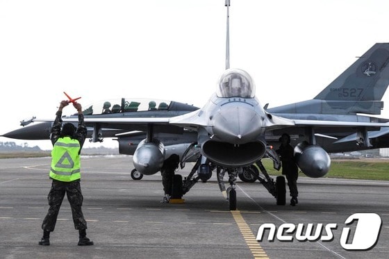 충남 서산 소재 공군 제20전투비행단에서 KF-16 전투기가 임무수행을 위해 최종기회점검정비를 진행하고 있다. © 뉴스1