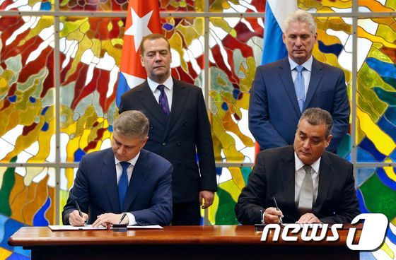 [사진] 쿠바 대통령과 협정 서명하는 러시아 총리