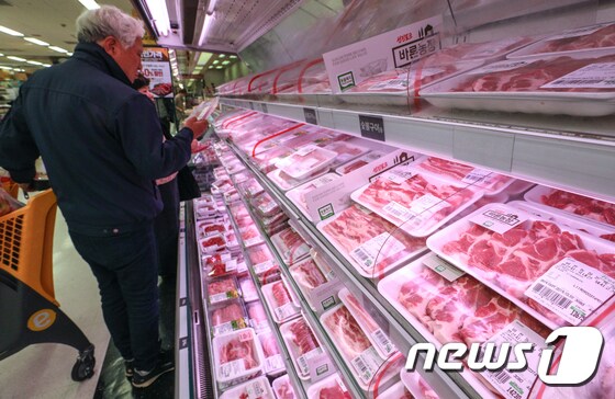 아프리카돼지열병으로 돼지고기 가격이 요동치고 있다. 사진은 7일 오후 서울 시내의 한 대형마트에 진열된 돼지고기. 2019.10.7/뉴스1 © News1 성동훈 기자