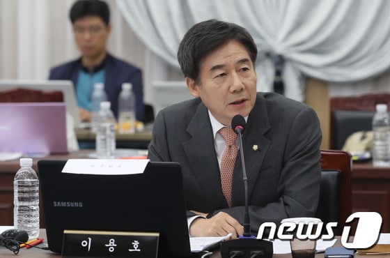 이용호 무소속 의원.2019.10.8/뉴스1 © News1 오현지 기자