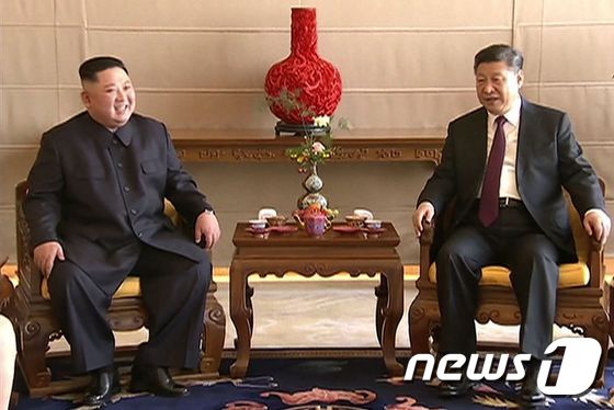 김정은 북한 국무위원장(왼쪽)과 시진핑 중국 국가주석 <자료사진> © AFP=뉴스1