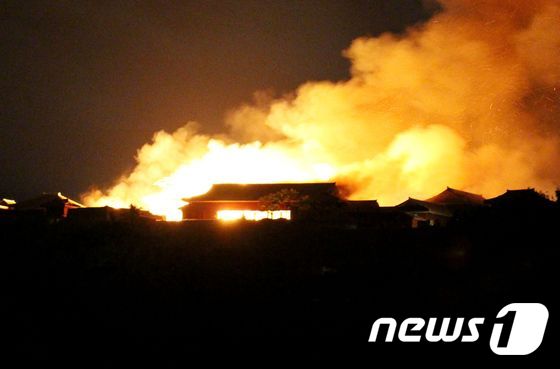 지난 31일 일본 오키나와현 나하시 슈리성(首里城)에서 화재가 발생해 주요 건물 4곳이 전소됐다. © AFP=뉴스1