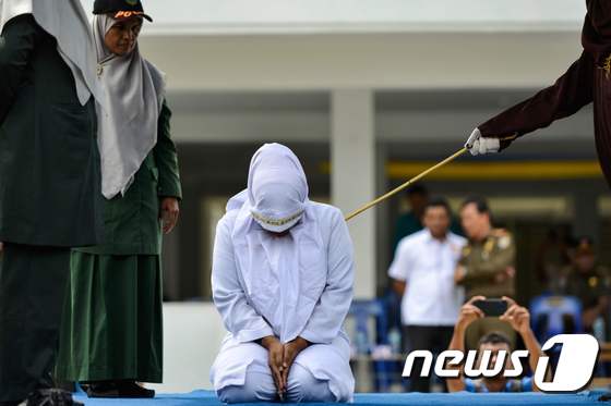 무하마드와 불륜을 저지른 유부녀도 회초리 23대를 맞았다. © AFP=뉴스1
