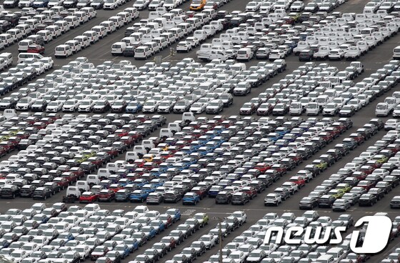 10일 한국자동차산업협회에 따르면 한국 자동차업체들의 수출과 내수 판매는 올해 10월까지 324만2천340대로 지난해 같은 기간에 비해 0.7% 감소했다. 이날 현대자동차 울산공장 선적부두에 수출을 위한 완성차들이 대기하고 있다. 2019.11.10/뉴스1 © News1 윤일지 기자