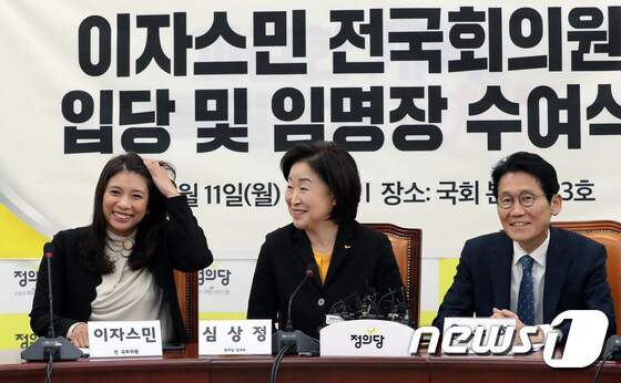 이자스민 전 국회의원이 11일 서울 여의도 국회에서 열린 정의당 입당식에서 환하게 웃고 있다. 이자스민 의원은 입당 소감에서 
