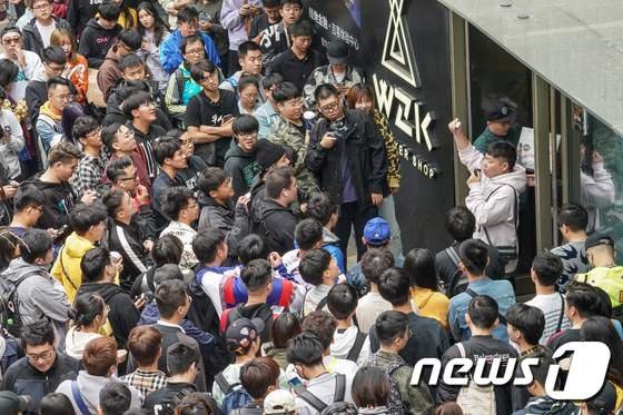 중국서 한정판 운동화를 사기 위해 몰려든 군중 © AFP=뉴스1
