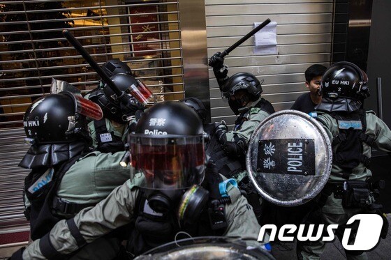 홍콩 시위대를 진압하는 무장경찰들. © AFP=뉴스1