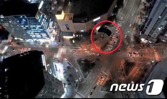 지난 11일 익스트림 스포츠 SNS에 올라온 영상에 한 남성이 낙하산을 타고 고층 건물에서 고공낙하하고 있다.(SNS 캡쳐)© 뉴스1