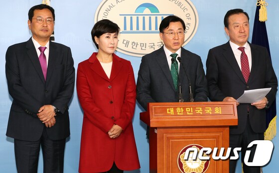 기자회견하는 한국당 당협위원장들 