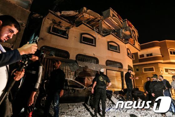 12일(현지시간) 오전 이스라엘군의 공격을 받은 팔레스타인 가자지구 주택 건물. © AFP=뉴스1