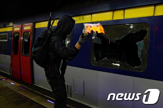 12일 홍콩의 한 시위대가 지하철에 화염병을 던지고 있다. © 로이터=뉴스1 © News1 박형기 기자