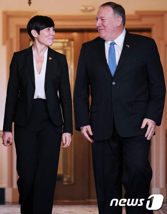 [사진] 나란히 걷는 폼페이오와 노르웨이 외교