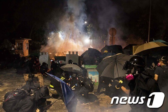 12일 홍콩 시위대가 진압경찰과 격렬하게 충돌하고 있다. © AFP=뉴스1 © News1 우동명 기자