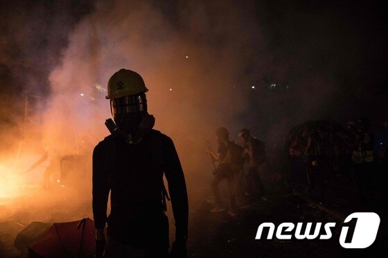 [사진] 홍콩 시위현장의 불타는 바리케이드