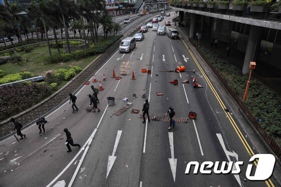 13일 홍콩 시위대가 도심의 주요 도로를 봉쇄하고 있다. © AFP=뉴스1 © News1 우동명 기자