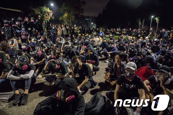 [사진] 홍콩 중문대학서 연좌집회하는 시위대 