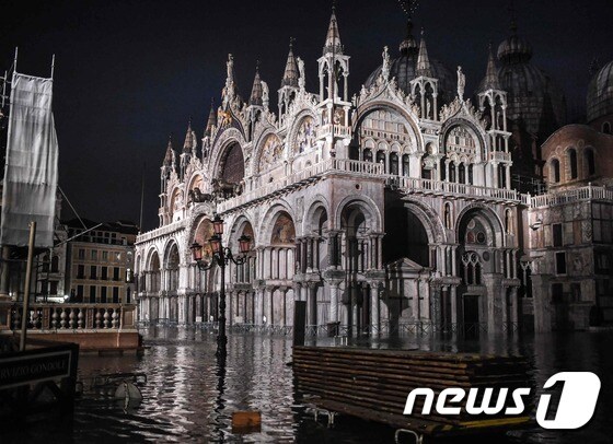 12일(현지시간) 이탈리아 베네치아 산마르코 대성당이 물에 잠긴 모습.. © AFP=뉴스1