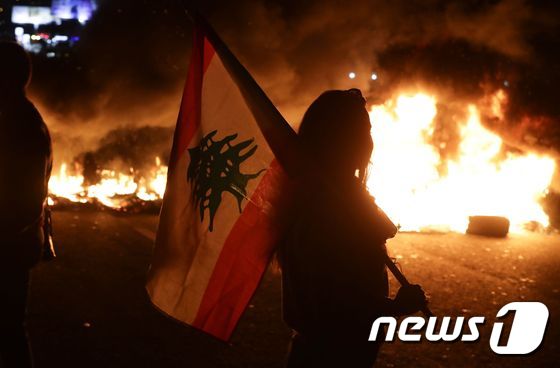 레바논 반정부 시위에서 12일(현지시간) 첫 사망자가 나왔다. © AFP=뉴스1