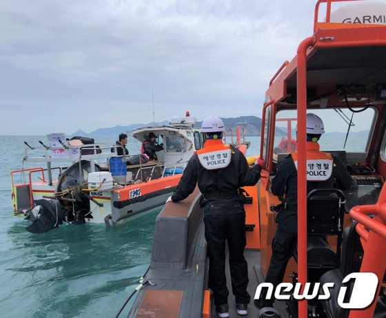 완도해양경찰서가 12일 오전 기관고장으로 바다에 표류 중인 제트보트를 예인하고 있다.(완도해양경찰서 제공) 2019.11.13 /뉴스1 © News1