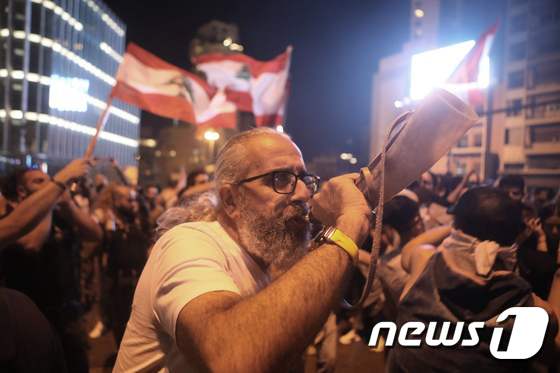 12일(현지시간) 레바논 반정부 시위대가 거리로 나와 정권 퇴진을 외치고 있다. © AFP=뉴스1