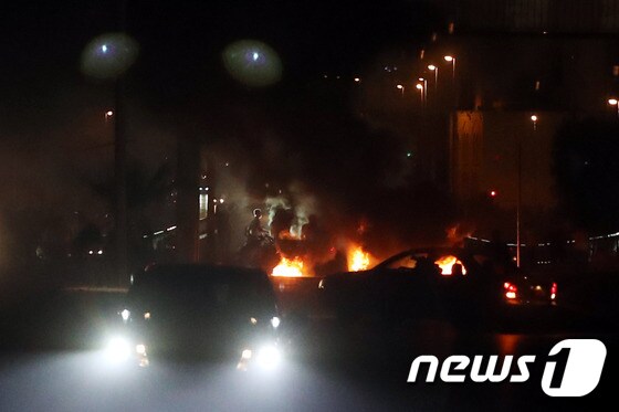 베이루트 국제공항에서 시내로 진입하는 도로가 시위대가 쌓아 태운 타이어 불길에 막혀 있다. © 뉴스1 이광호 기자