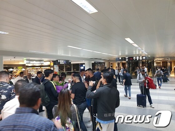 손흥민이 베이루트 공항에 도착하자 많은 팬들이 달려들어 이동에 어려움을 겪었다. © 뉴스1