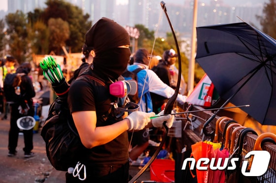 14일 홍콩 중문대학에서 시위대가 경찰에 화살을 쏠 준비하고 있다. © 로이터=뉴스1 © News1 박형기 기자
