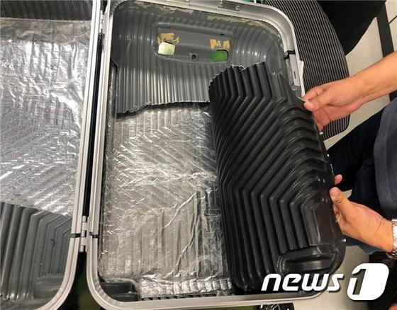 브라질 국적 A씨(35)가 국내 입국 당시 코카인을 숨겨 들여온 여행용 가방(인천본부세관 제공)219.11.4/뉴스1 © News1 박아론 기자