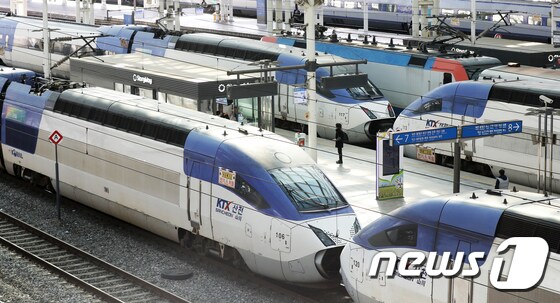 서울 용산구 서울역 승강장에서 승객들이 열차를 기다리고 있다. 2019.11.14/뉴스1 © News1 민경석 기자