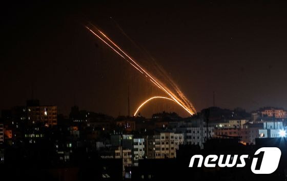 13일(현지시간) 가자지구에서 로켓포가 떨어지는 모습. © AFP=뉴스1