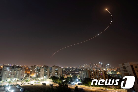 팔레스타인 가자지구에서 발사된 미사일을 요격하기 위해 이스라엘에서 '아이언돔' 방공미사일이 발사된 모습. © 로이터=뉴스1