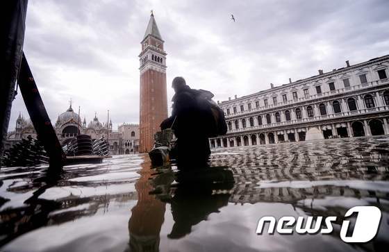 15일(현지시간) 불어난 물에 침수된 베네치아 산마르코 광장. © AFP=뉴스1
