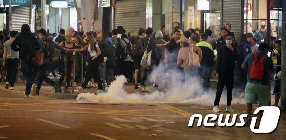 16일 오후 (현지시간) 홍콩 몽콕역 인근에서 경찰이 시민들을 향해 최루탄을 발사해 대피를 하고 있다. 2019.11.16/뉴스1 © News1 이재명 기자