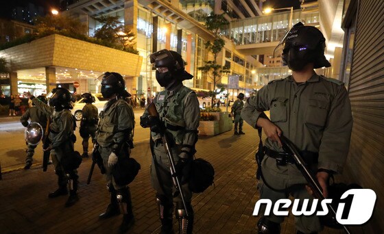 16일 저녁 홍콩 몽콕역 인근에서 결찰들이 경계근무를 서고 있다. 2019.11.16/뉴스1 © News1 이재명 기자