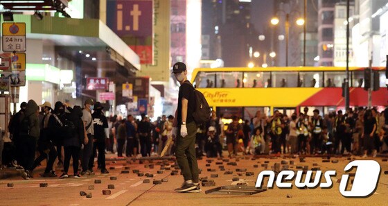 거리로 나선 홍콩 시위대 '벽돌로 바리게이트 설치'