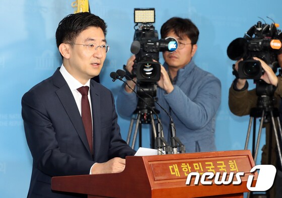 김세연 자유한국당 의원이 17일 서울 여의도 국회 정론관에서 '21대 총선 불출마' 기자회견을 하고 있다. 김세연 의원은 