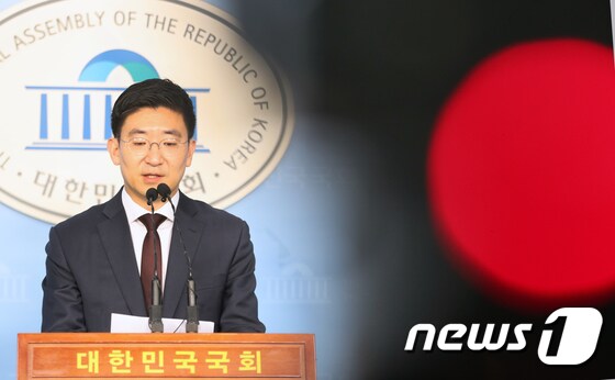 김세연 자유한국당 의원이 17일 서울 여의도 국회 정론관에서 '21대 총선 불출마' 기자회견을 하고 있다. 김세연 의원은 