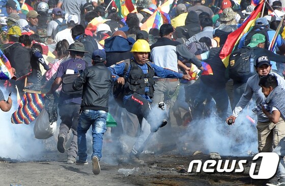 에보 모랄레스 전 볼리비아 대통령을 지지하는 세력의 반정부 시위와 이를 강경 진압하는 경찰이 대립하는 과정에서 다수의 사상자가 발생하고 있다. 사진은 지난 15일(현지시간) 사카바에서의 시위 장면.  © 로이터=뉴스1