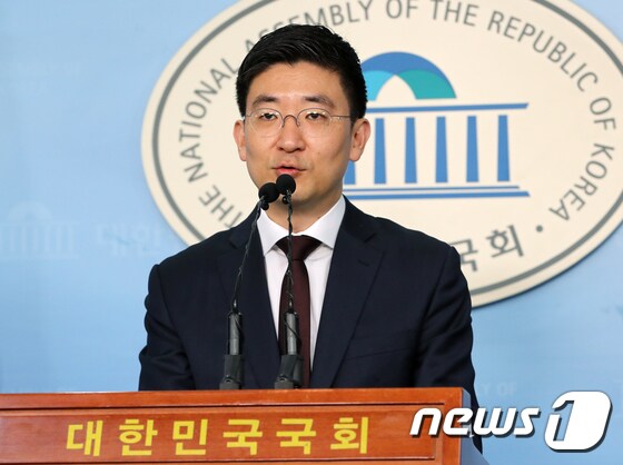 김세연 자유한국당 의원이 17일 서울 여의도 국회 정론관에서 '21대 총선 불출마' 기자회견을 하고 있다. © News1 이종덕 기자