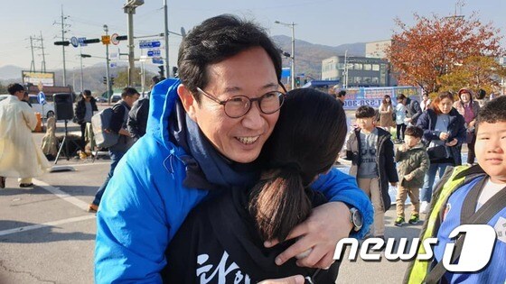 남양주시 가구공단조성철회 축하잔치에 참석해 시민들과 기쁨을 나누는 김한정 의원 © 뉴스1