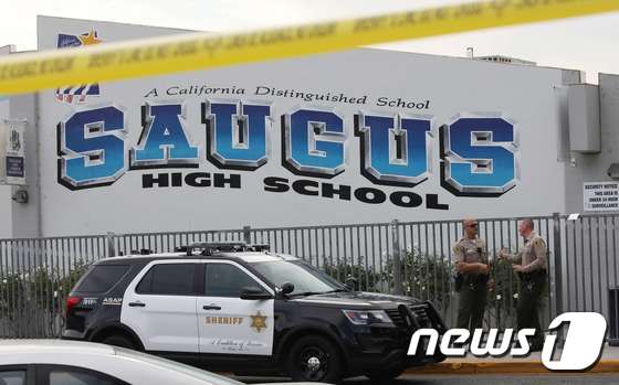 지난 14일(현지시간) 미국 캘리포니아주 로스앤젤레스(LA) 인근 사우거스 고등학교에서 총격 사건이 발생해 2명이 숨지고 3명이 다쳤다. © AFP=뉴스1