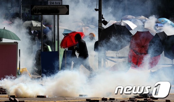 17일 오후 홍콩 이공대에서 학생들이 경찰이 발사한 최루탄을 피하고 있다. 2019.11.17/뉴스1 © News1 이재명 기자