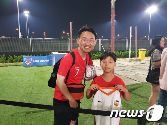 축구대표팀의 중동 일정을 함께 하기 위해 UAE 아부다비를 찾은 아버지 이정욱씨와 아들 이송규군. © 뉴스1