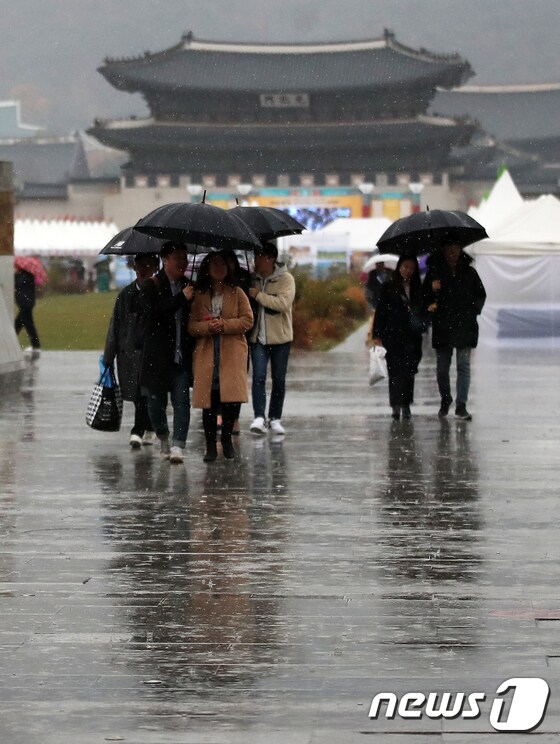전국 대부분 지역에 가을비가 내린 17일 서울 종로구 광화문 광장에서 시민들이 우산을 쓴 채 발걸음을 재촉하고 있다. 2019.11.17/뉴스1 © News1 오대일 기자