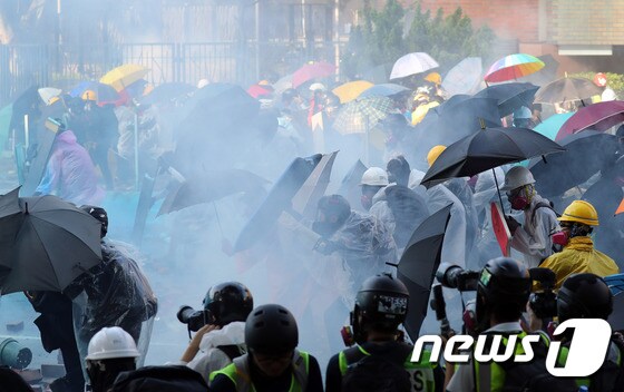 17일 오후 홍콩 이공대학교에서 학생들이 경찰과 대치하고 있다. 2019.11.17/뉴스1 © News1 이재명 기자