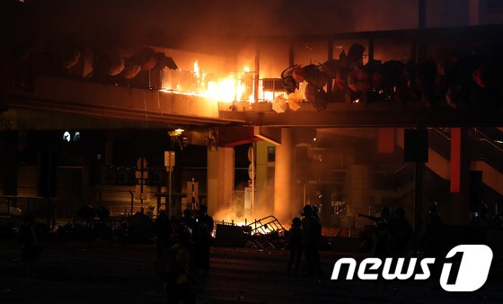17일 오후 홍콩 이공대학교를 잇는 다리에 화재가 발생해 불길이 치솟고 있다. 2019.11.17/뉴스1 © News1 이재명 기자